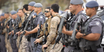 Governador Tarcísio de Freitas sanciona aumento salarial para policiais