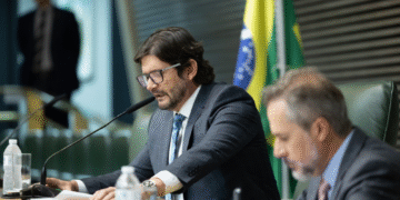 Tarcísio busca Flávio e Eduardo Bolsonaro por André do Prado no Senado