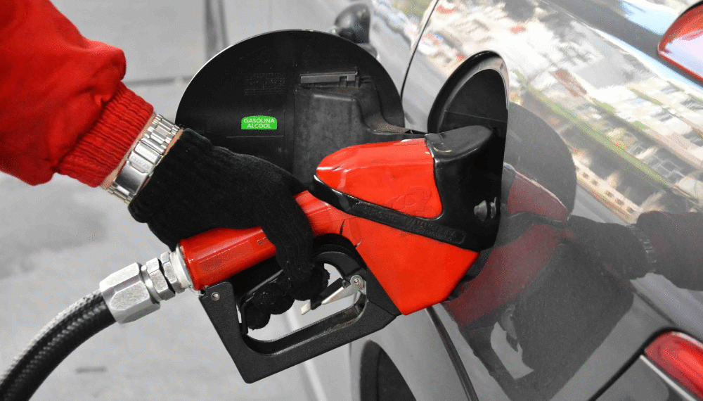 Como economizar combustível nas férias: pneus e modo de dirigir