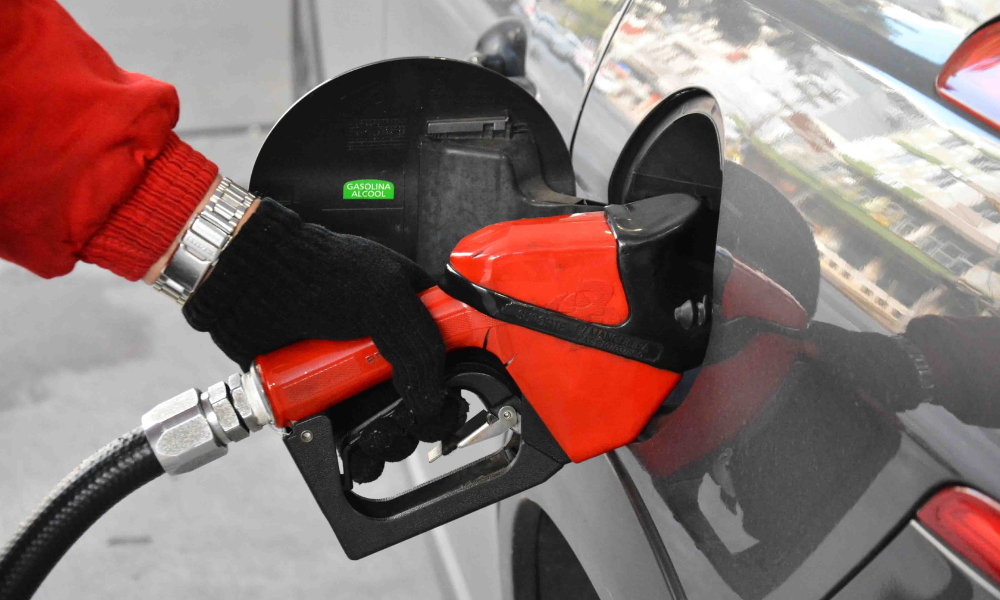 Como economizar combustível nas férias: pneus e modo de dirigir