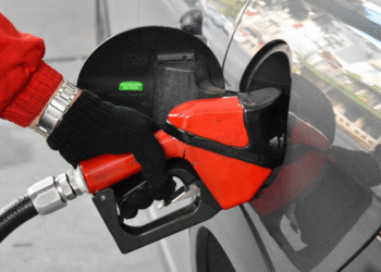 Como economizar combustível nas férias: pneus e modo de dirigir