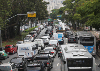 Como usar o ar-condicionado para gelar rápido e economizar combustível