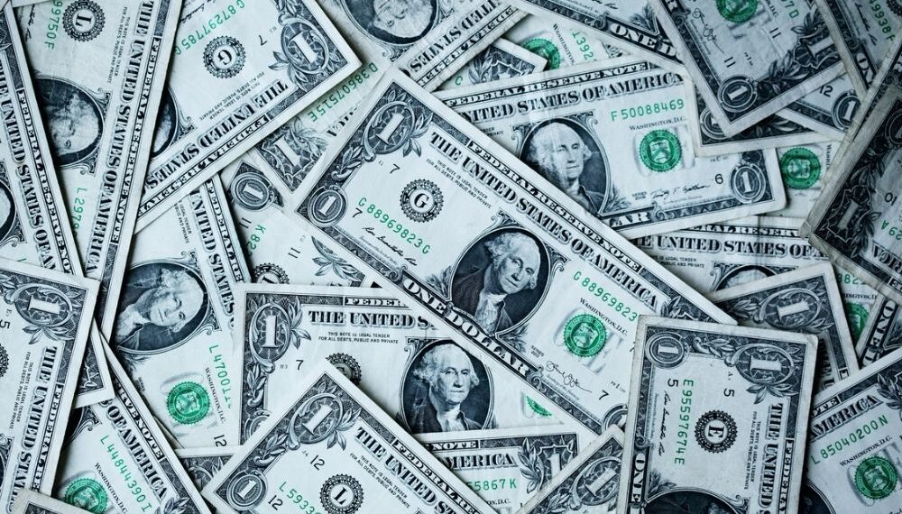 Dólar cai, renova mínima e fecha a sexta-feira a R$ 4,98 com a reabertura Ormuz