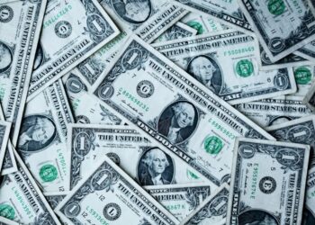 Dólar cai, renova mínima e fecha a sexta-feira a R$ 4,98 com a reabertura Ormuz