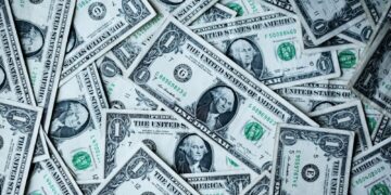 Dólar cai, renova mínima e fecha a sexta-feira a R$ 4,98 com a reabertura Ormuz