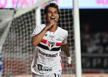 Com três de Ferreirinha, São Paulo goleia Cruzeiro, dorme na vice-líder e alivia pressão sobre Roger