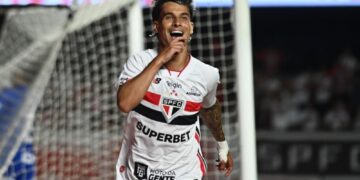 Com três de Ferreirinha, São Paulo goleia Cruzeiro, dorme na vice-líder e alivia pressão sobre Roger