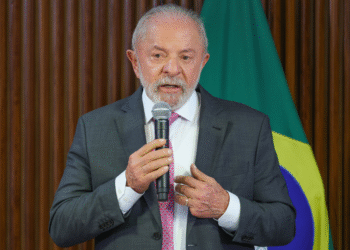 Lula diz que governo vai ‘trabalhar muito’ na regulação de big techs