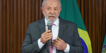 Lula diz que governo vai ‘trabalhar muito’ na regulação de big techs