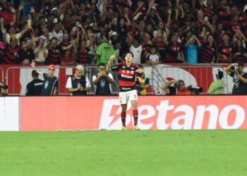 Flamengo vira em casa e Santos continua sem deslanchar no Brasileirão