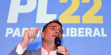 Eleitores indecisos tendem a escolher Flávio Bolsonaro (PL) contra Lula (PT), segundo pesquisa