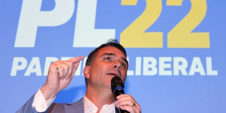 Eleitores indecisos tendem a escolher Flávio Bolsonaro (PL) contra Lula (PT), segundo pesquisa