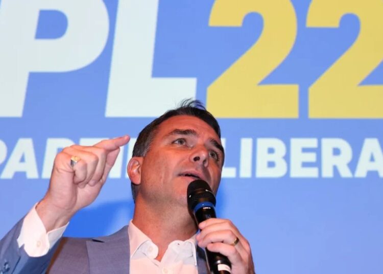 Eleitores indecisos tendem a escolher Flávio Bolsonaro (PL) contra Lula (PT), segundo pesquisa