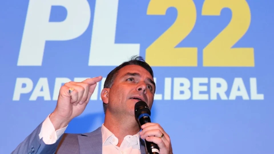 Eleitores indecisos tendem a escolher Flávio Bolsonaro (PL) contra Lula (PT), segundo pesquisa