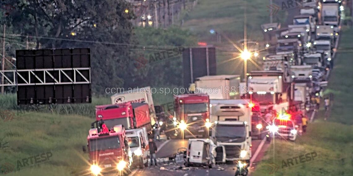 Acidente causa bloqueio total da Via Anhanguera, em Limeira, no sentido capital