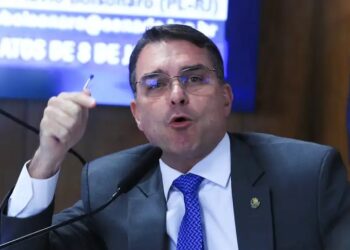 Lula sempre preferiu o vermelho ao verde e amarelo, diz Flávio Bolsonaro