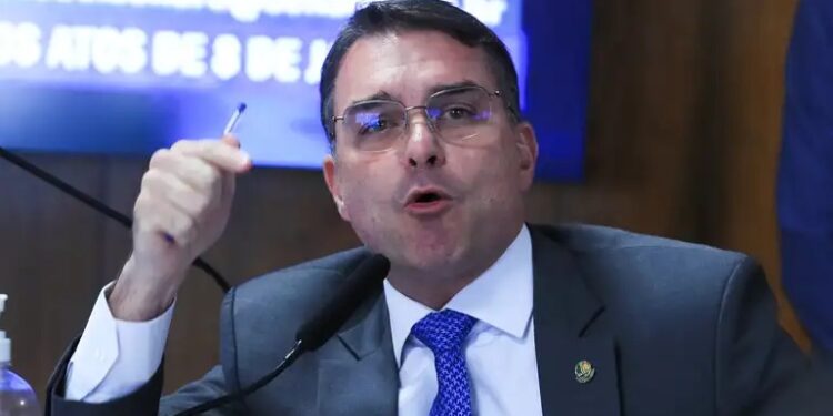 Lula sempre preferiu o vermelho ao verde e amarelo, diz Flávio Bolsonaro