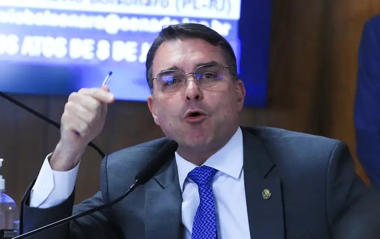 Lula sempre preferiu o vermelho ao verde e amarelo, diz Flávio Bolsonaro