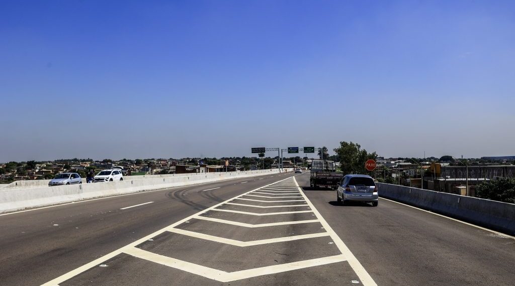Tarcísio encerra caravana na região com entrega da Rodovia Miguel Melhado, apartamentos e diplomas