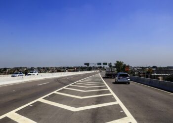 Tarcísio encerra caravana na região com entrega da Rodovia Miguel Melhado, apartamentos e diplomas