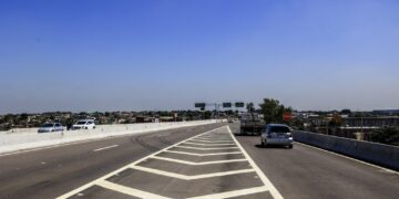 Tarcísio encerra caravana na região com entrega da Rodovia Miguel Melhado, apartamentos e diplomas