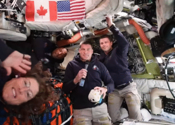 Astronautas a caminho da Lua estão ‘na metade do caminho’, informa Nasa