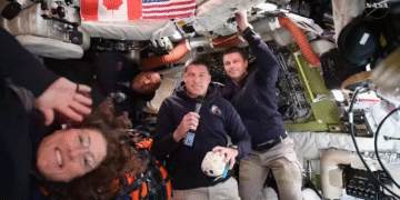 Astronautas a caminho da Lua estão ‘na metade do caminho’, informa Nasa