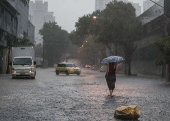 Distância de frenagem na chuva: por que aumenta e como frear com segurança