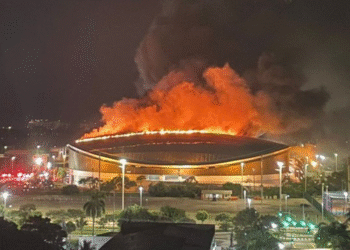 Incêndio atinge telhado do Velódromo no Parque Olímpico