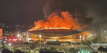 Incêndio atinge telhado do Velódromo no Parque Olímpico