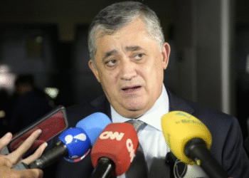 José Guimarães confirma que o governo vai enviar PL do fim da escala 6 x 1