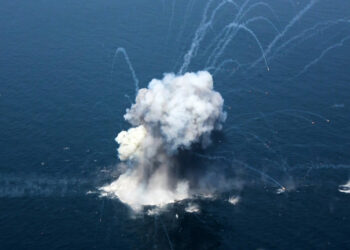 Irã autoriza navios de ajuda humanitária a cruzarem o Estreito de Ormuz