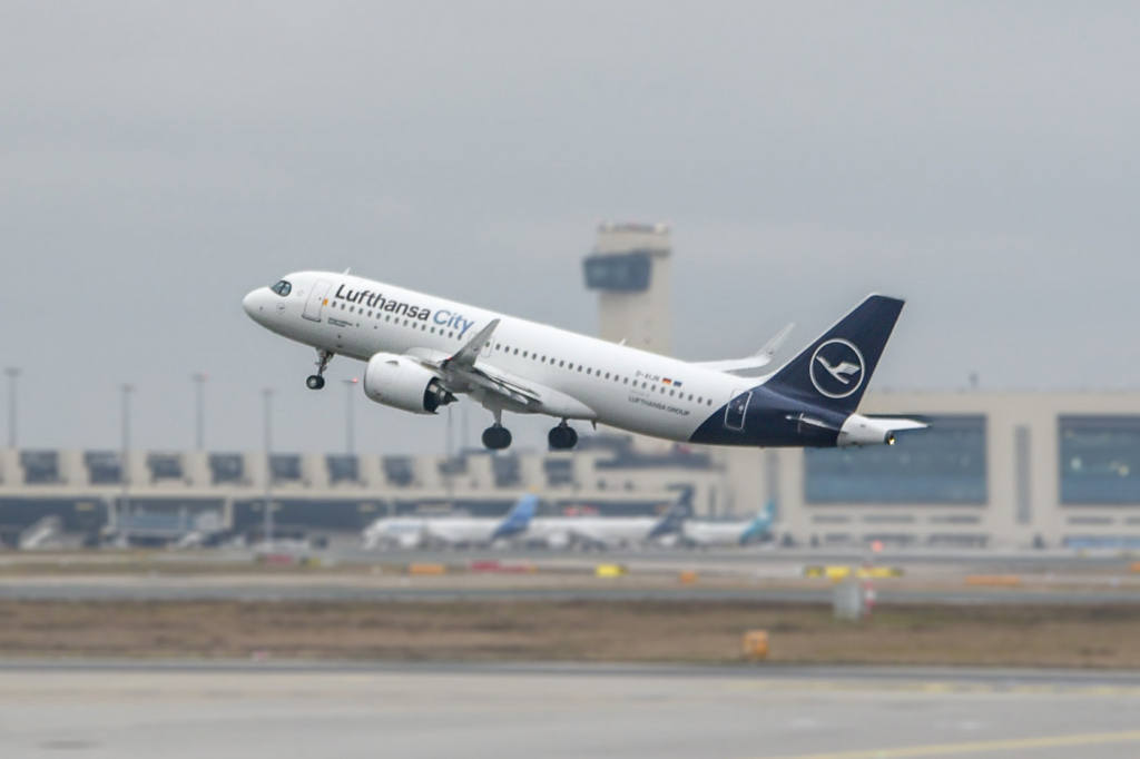 Lufthansa anuncia cancelamento de voos para economizar combustível