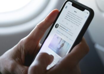 Tudo sobre o melhor celular IP68 para levar para a praia e como a proteção funciona