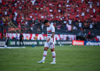 Com desfalques importantes, São Paulo perde para o Vitória por 2 a 0