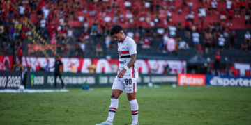 Com desfalques importantes, São Paulo perde para o Vitória por 2 a 0