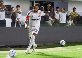 Com Neymar mais ativo em campo, Santos vence Atlético-MG por 1 a 0
