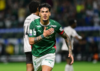 Com um a menos, Palmeiras mantém placar de 1 a 0 contra Athletico-PR