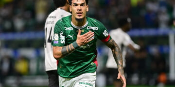 Com um a menos, Palmeiras mantém placar de 1 a 0 contra Athletico-PR