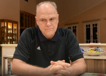 Oscar Schmidt passa mal e é internado