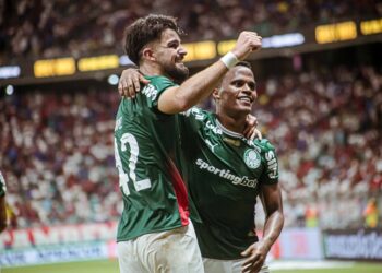 Palmeiras ganha do Bahia em Salvador e dispara na liderança do Brasileirão