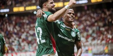 Palmeiras ganha do Bahia em Salvador e dispara na liderança do Brasileirão