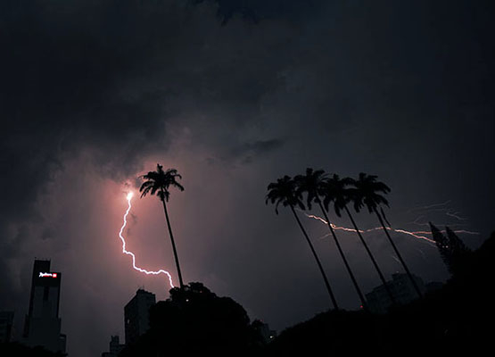 Tempestade em Campinas: 220 raios registrados em uma hora