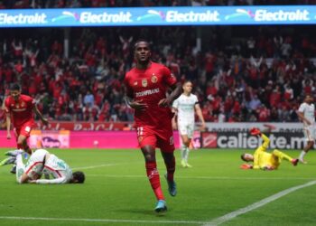 Toluca denuncia ataques racistas contra brasileiro Helinho