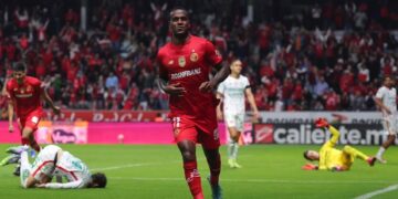 Toluca denuncia ataques racistas contra brasileiro Helinho