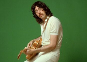 Tim Bernardes anuncia turnê de despedida do Mil Coisas Invisíveis