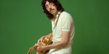 Tim Bernardes anuncia turnê de despedida do Mil Coisas Invisíveis