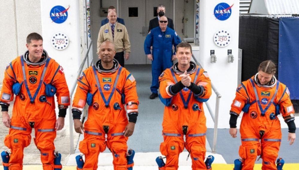 A caminho da Lua, astronautas usam Iphone, GoPro e Nikon para fotografar Terra em órbita