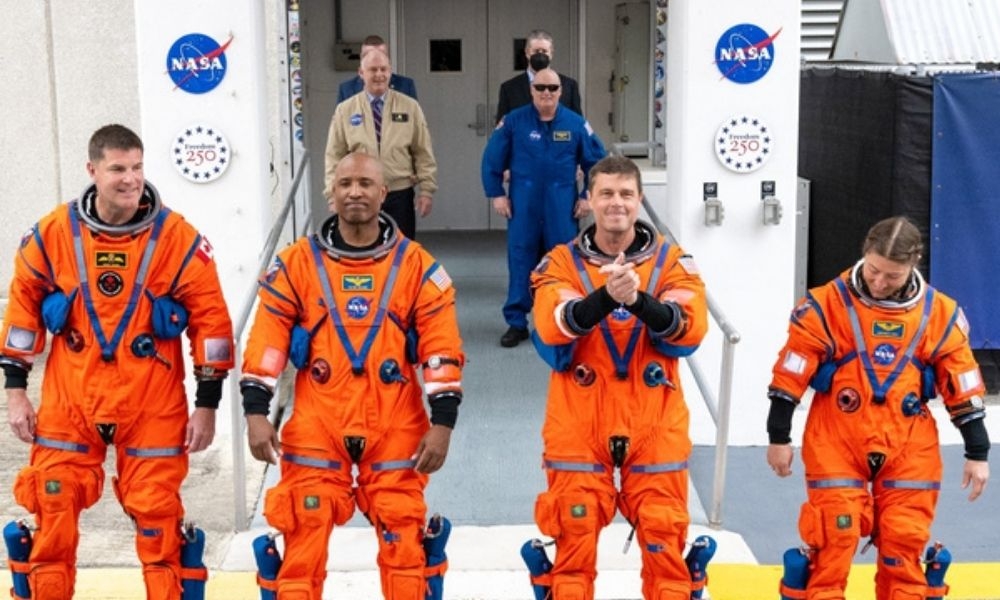 A caminho da Lua, astronautas usam Iphone, GoPro e Nikon para fotografar Terra em órbita