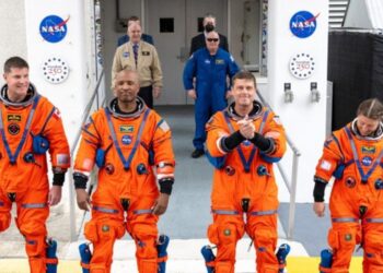 A caminho da Lua, astronautas usam Iphone, GoPro e Nikon para fotografar Terra em órbita